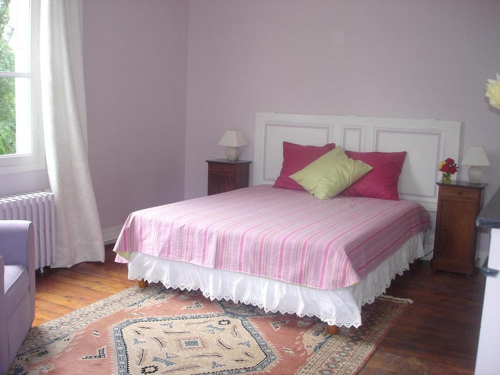 Les Longchamps Bed and Breakfast Neuillé Exteriör bild