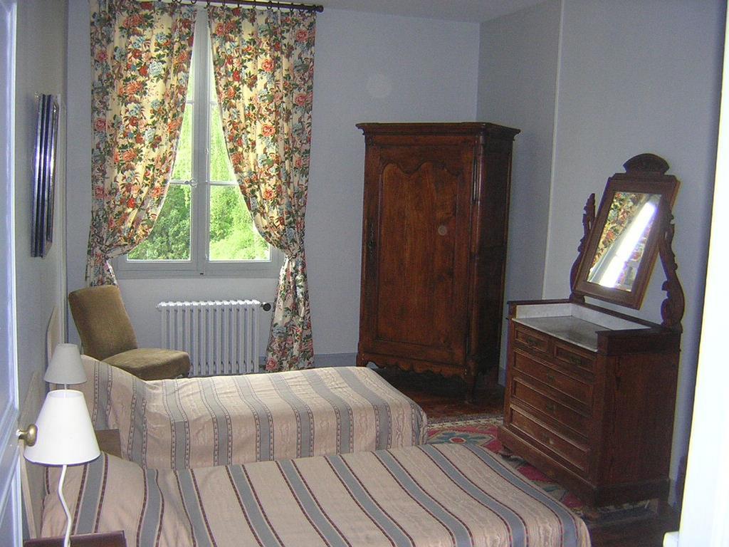 Les Longchamps Bed and Breakfast Neuillé Exteriör bild