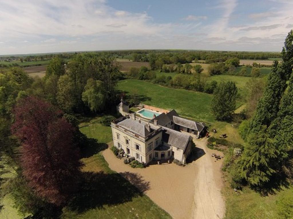 Les Longchamps Bed and Breakfast Neuillé Exteriör bild