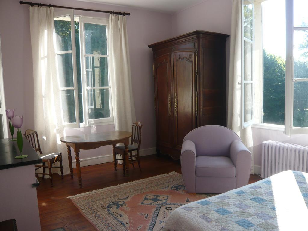 Les Longchamps Bed and Breakfast Neuillé Exteriör bild